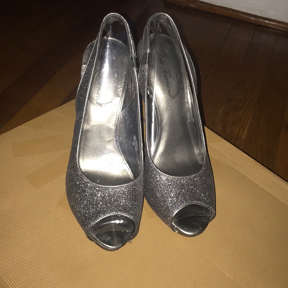 Cute sparkly heels!
